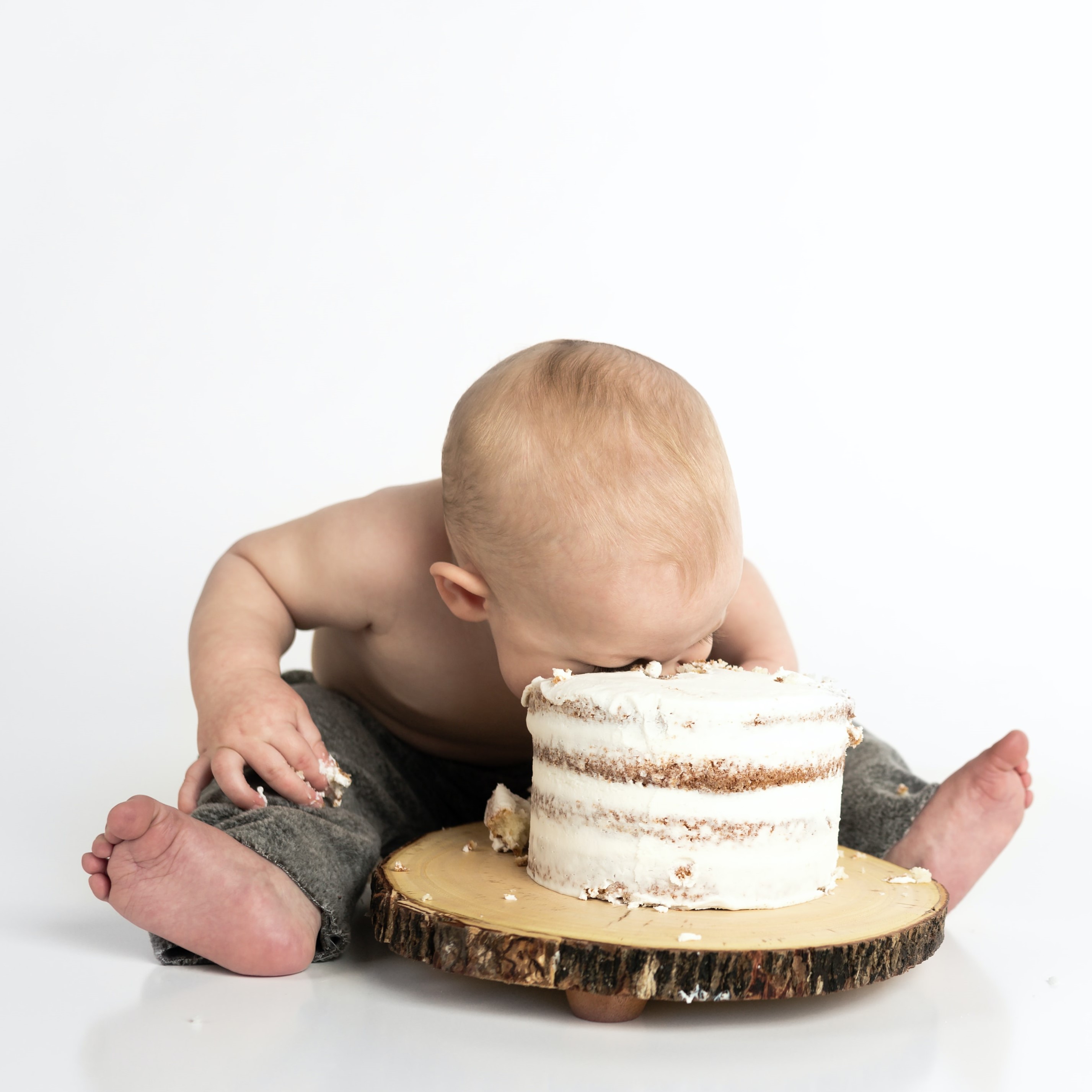 Fotografie - Kind spielt mit Kuchen